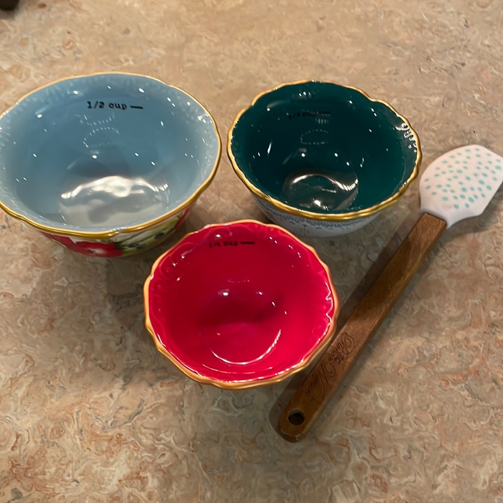 The pioneer woman three measuring cups and free spatula